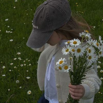 acha_chupp's profile picture. 🖋️ Writer | My open diary 📖 
                                                                               🌪️Seeking the scattered fragments of myself