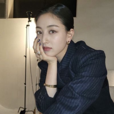 2ybear's profile picture. excusez-moi, mademoiselle.