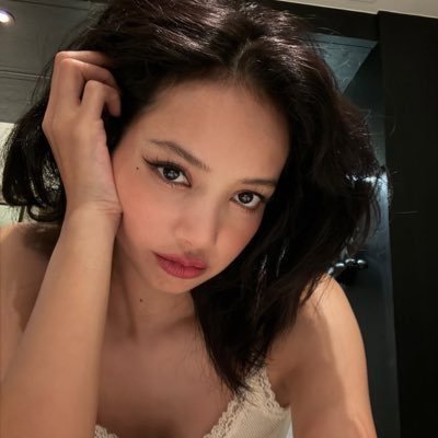 lalalisariana's profile picture. 