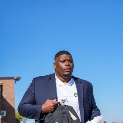 Coach_Simms7577's profile picture. | @boilerfootball Assistant Offensive Line Coach 🚂 | Father | Mentor | Fiancé | NFL Vet 🏈| All-American | Girl Dad 👨‍👩‍👧‍👧 |OMEGA PSI PHI🐶| MIZ|