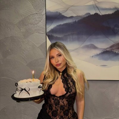 MissAshworth's profile picture. 18 - underdressed but overthinking