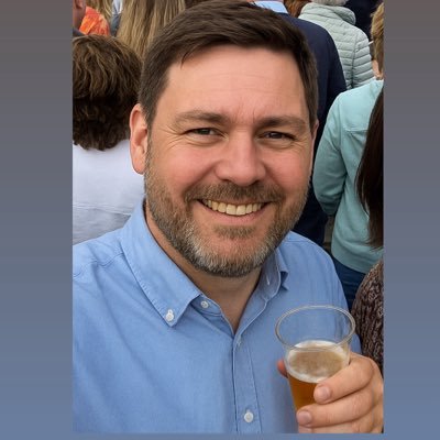 ljufur's profile picture. Trotse Brabander / 50+ levenservaring / hondenbezitter (SBT)/ PSV / tikt over ‘vanalles en nogwa’ / en as dè oe nie aanstaat, dan houdoe hè! 👋🏻