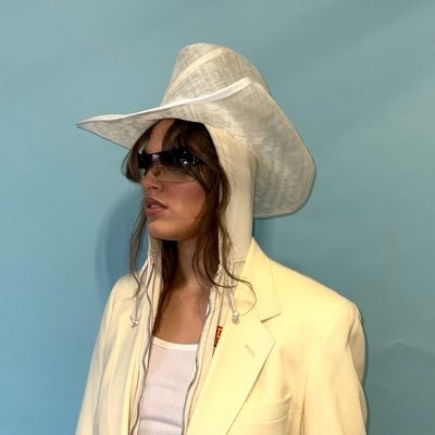 maggiedandrew's profile picture. “HOW TO SING FOR MONEY” my second EP OUT NOW! ✨❤️