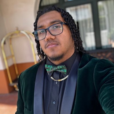 Blue_Abrams's profile picture. What the FUCK is this book doing on my desk