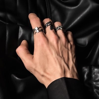 veinhand's profile picture. 25 ⟡ he/him ⟡ i like playing with needy girls