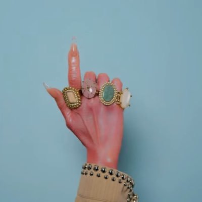 Luca_zone's profile picture. Nella vita precedente ero una showgirl fallita ma di talento, oggi sono un overthinker