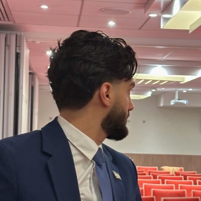 ssyyyrr's profile picture. free Syrian med student 🇸🇾 | تُحيط بنا الهزائم ، لكن لم نولد لننهزم