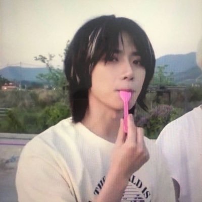 solarierz's profile picture. penteando os cabelos sedosos de huening kai com o pente rosa de glitter do mano beomgyu