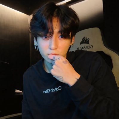 universe_5813's profile picture. 팔로는 신중하게 해주세요. 제가 언제 나락 갈지 모릅니다🖤 제 친구가 방탄소년단이라 할말 있다는데 예쁘게 봐줘 그리고 수고링 양파링