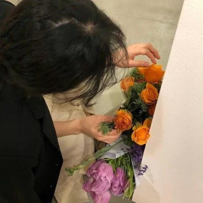 fchtf1qweraa's profile picture. 普段の日々に、花束を持って、静かなひとときを過ごしましょう。
誰かを喜ばせるためではなく、ただ心に光を灯すために。