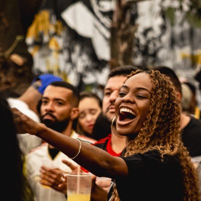 nayoncexx's profile picture. preta, macumbeira, mangueirense, nutricionista, ritmista e rainha do mundo.