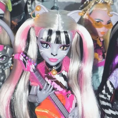 eternalluit's profile picture. coleciono bonecas, moro no departamento dos poetas torturados e faço uns bico no cabaré.