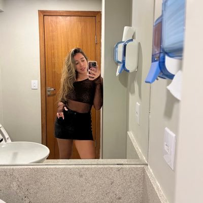 uai_luna's profile picture. aqui eu só falo merda, reclamo da vida e me permito ser feia (e exageradamente realista)