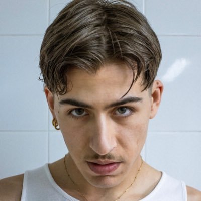 pablocasalmorto's profile picture. besa el anillo que tengo en el dedo