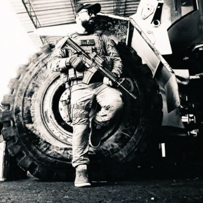 franktutcka's profile picture. Gracias poesía por tu dulce y terrible compañía.