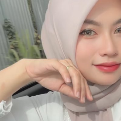 Mochalate16's profile picture. “PEREMPUAN SETENGAH #Web3”