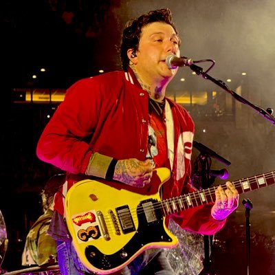 fixyourrheart's profile picture. 击̸ • MyChem fixation since ‘04 • diet coke addict • Long Live L.S. Dunes 🦂