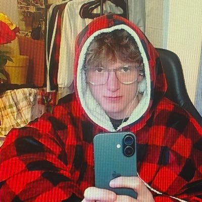 Replays4k's profile picture. your average white boy gamer