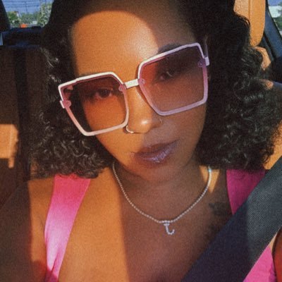 xolovenaee's profile picture. 💅🏽🧋👩🏽‍💻 𝑠𝑖𝑝𝑝𝑖𝑛’ 𝑓𝑟𝑎𝑝𝑝𝑠, 𝐦𝐢𝐧𝐝𝐢𝐧’ m͟y͟ 𝐛𝐮𝐬𝐢𝐧𝐞𝐬𝐬(𝑒𝑠) & yours creative design, marketing, + direction ᝰ inquire ⤸