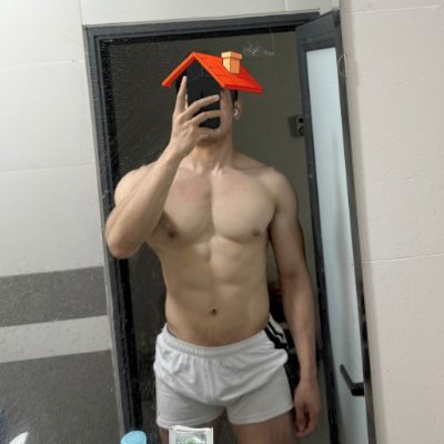 quangsumi's profile picture. chillin' in my house