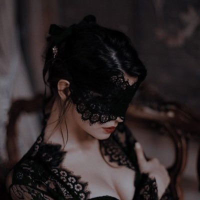 b_es76's profile picture. 