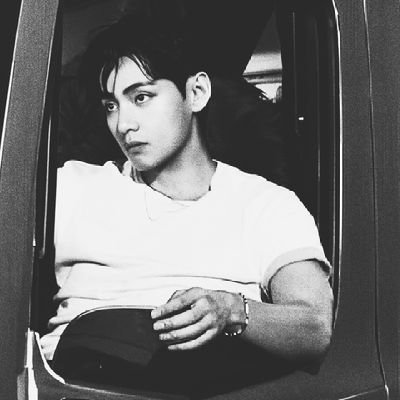 JKCRONIC's profile picture. Não é necessário que compreenda isto. Basta que me conserve com carinho na sua lembrança, como eu, inalteravelmente, a conservarei na minha. #FernandoPessoa