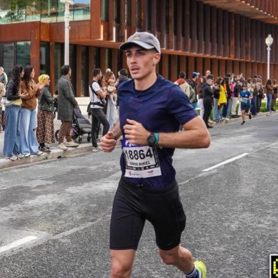 Xabiviar's profile picture. Corro, levanto hierros y veo fútbol como si me pagaran por ello.