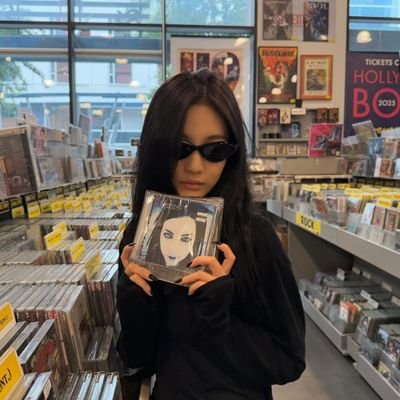 coxx_8's profile picture. 붕 뜬 발 한 짝