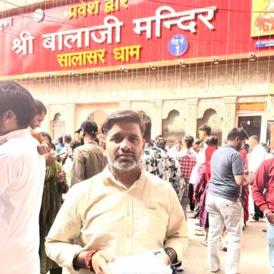 sovindrayadav94's profile picture. जों मांगने से मिले वो कर्ज, भीख, एहसान हैं,,,, 
जो बिन मांगें मिले वोह फर्ज, मदद व दान हैं।