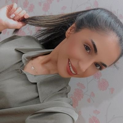 Mohaddeseh011's profile picture. خاطره هارو زندگى كن و از همین لحظه لذت ببر ، این معنی واقعی زندگیه .🤍