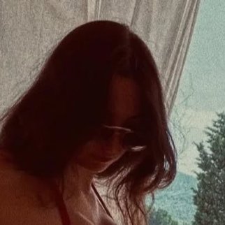 EsmaVarim's profile picture. 