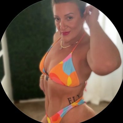 tiffanyni425's profile picture. 