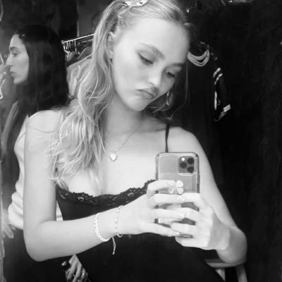 czabaruszka's profile picture. ·˚ ༘ * if someone tells me one more time “enjoy your youth” IM GONNA CRY.