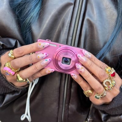 by_abbiii's profile picture. here, for memories only.