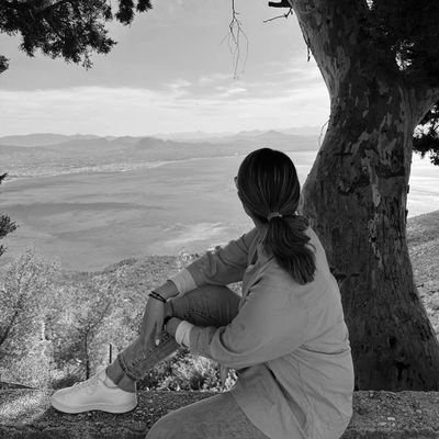 despoinaki___'s profile picture. «Υπάρχει μια ρωγμή σε όλα. Από εκεί είναι που μπαίνει μέσα το φως. »