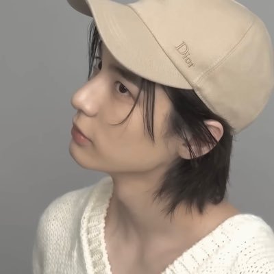 insmoir's profile picture. stealing 🆒 mutuals!