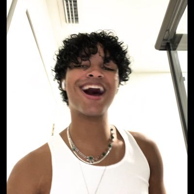 RaysAndShine's profile picture. 25 🖤