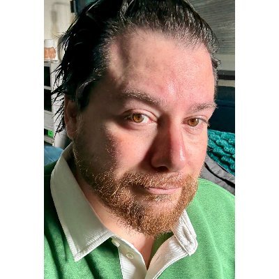 elpensa's profile picture. -¡Qué dedos tan grandes y peludos tienes...! -¡Son para tuitearte mejor!