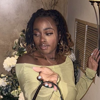 forealfeel's profile picture. 🧘🏾‍♀️ spiritual mindset coach •  poet .. artist .. model .. ✨mc/host 🎙️ ♍️