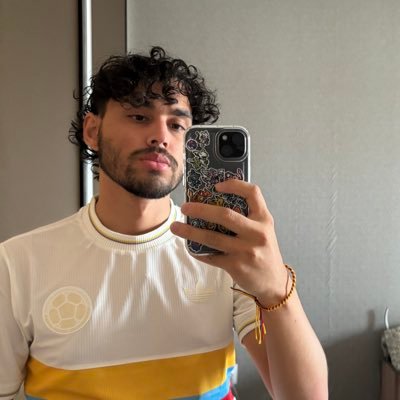 N3V3RGRANDE's profile picture. 🇨🇴🇨🇭