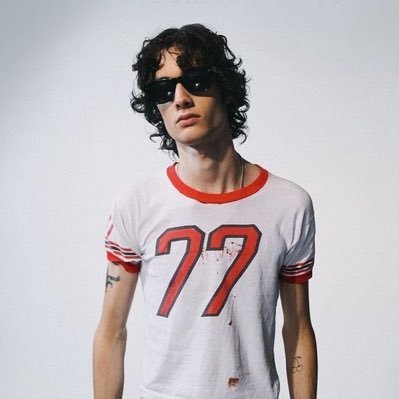 bleedingsombr's profile picture. just a man needing a dime | sombr soldier