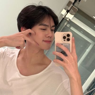 xnghanisback's profile picture. was in mb and I miss them already..