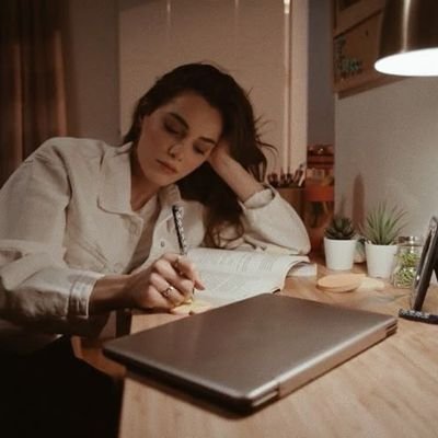 illicitblulance's profile picture. with freedom, books, flowers, and the moon, who could not be happy?