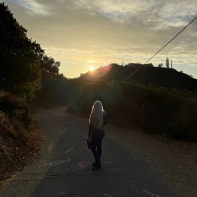 ElenaMndza's profile picture. Science/astronomy, animal lover, photography, art/graphic design/illustration.