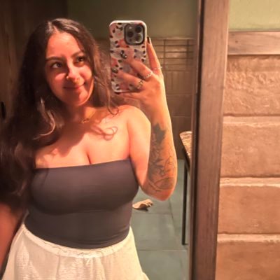 moniccaa_z's profile picture. 