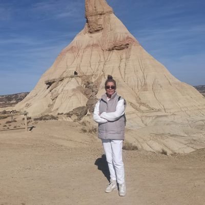 lacarraza's profile picture. Vuela alto pensamiento con alas doradas.
Pósate en las praderas y en las cimas donde exhala su suave fragancia el aire dulce de la tierra natal.