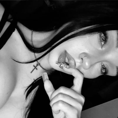 fwmxria's profile picture. — 20 | new to rp | 🩺.