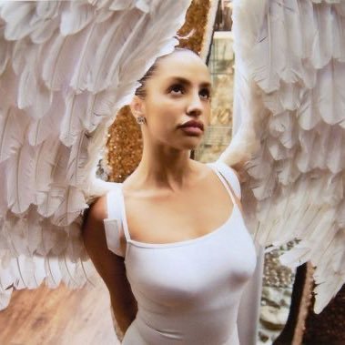 dosedbyher's profile picture. 