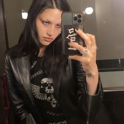 librezingarina's profile picture. physics | hareket kaçınılmazdır                                                                                                     stop listening to the static