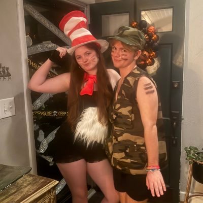 snapwhenuhave2's profile picture. always living the life of a showgirl 🧡